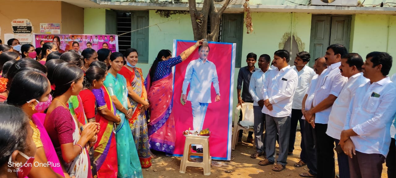 కేసీఆర్ చిత్రపటంపై పాలాభిషేకం