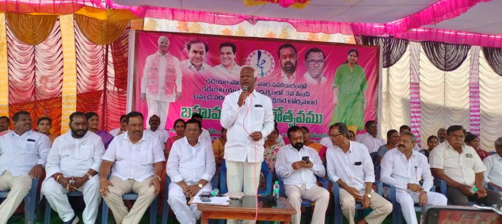 ఉమ్మడి వరంగల్ జిల్లా స్థాయి మెగా క్రికెట్ టోర్నమెంట్ ముగింపు కార్యక్రమం లో కడియం