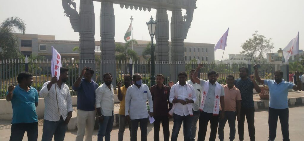 అభ్యర్థులకు మెయిన్స్ లో అవకాశం కల్పించాలనీ డిఎఫ్ఐ ధర్నా