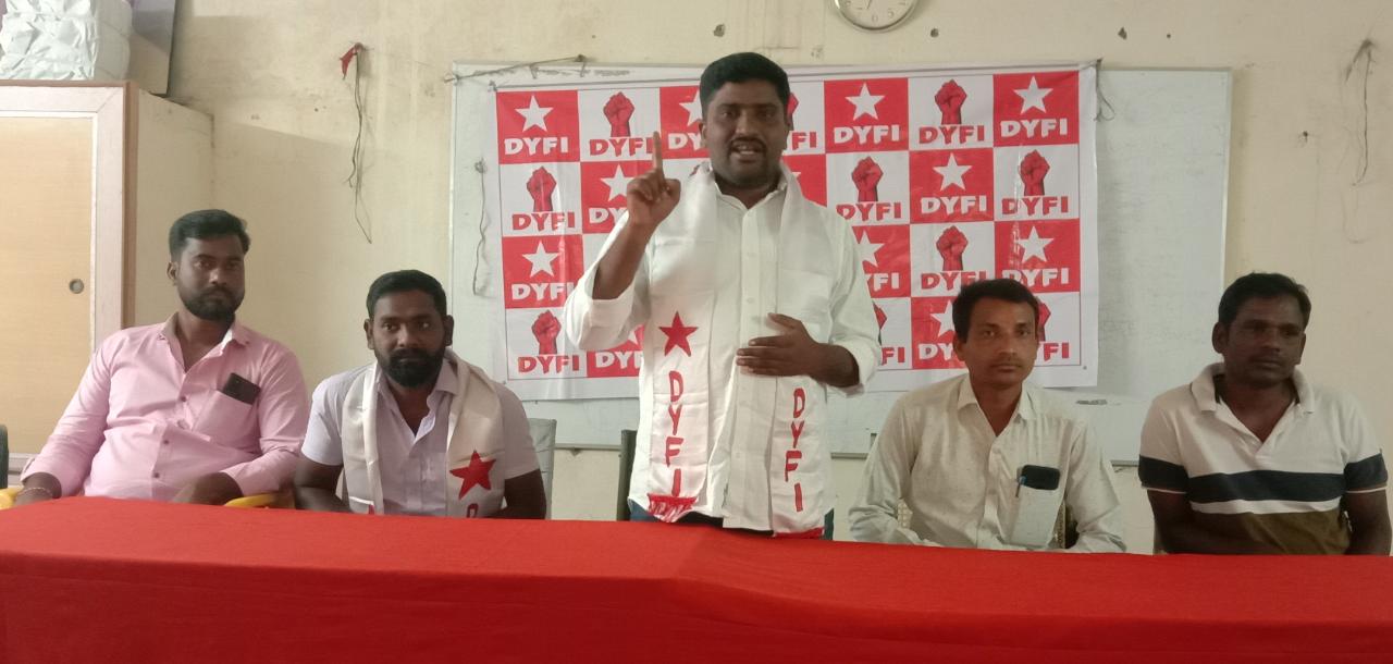కుక్కలు,కోతుల బెడదను అరికట్టడంలో జి డబ్ల్యు ఎం సి విఫలం: డివైఎఫ్ఐ