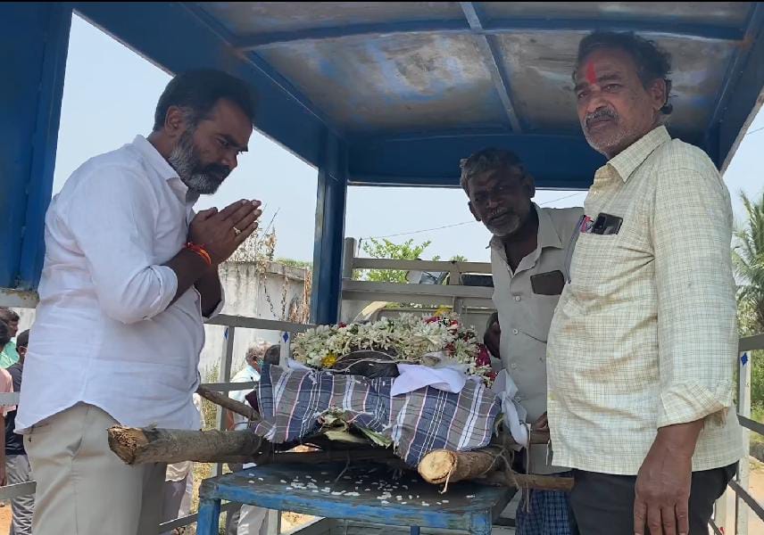 పార్థివ దేహానికి నివాళి అర్పించిన బొజ్జపల్లి