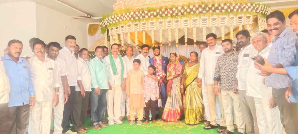 నూతన వధువరులను ఆశీర్వదించి వివాహా శుభాకాంక్షలు తెలిపిన…ఎమ్మెల్యే డా.రాజయ్య