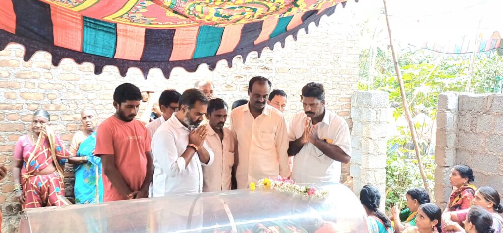 పార్థివ దేహానికి నివాళి అర్పించిన శ్రీ బొజ్జపల్లి సుభాష్