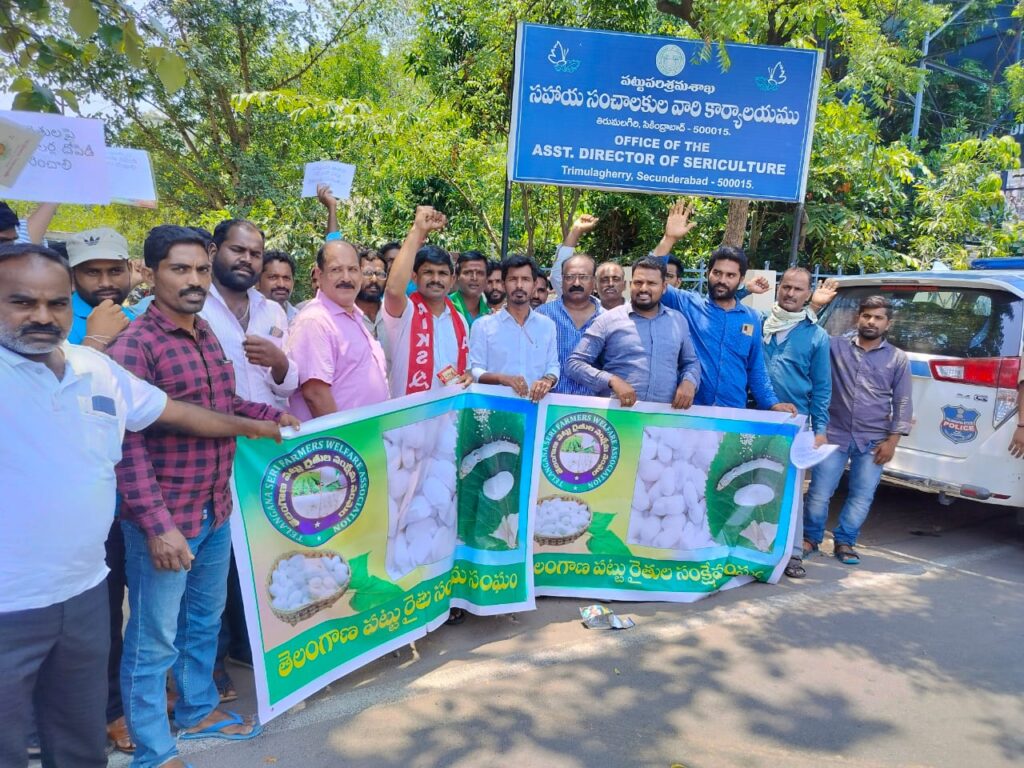 మార్కెట్ డైరెక్టర్ కార్యాలయం ఎదుట తెలంగాణ రైతు సంఘం అధ్వర్యంలో ధర్నా