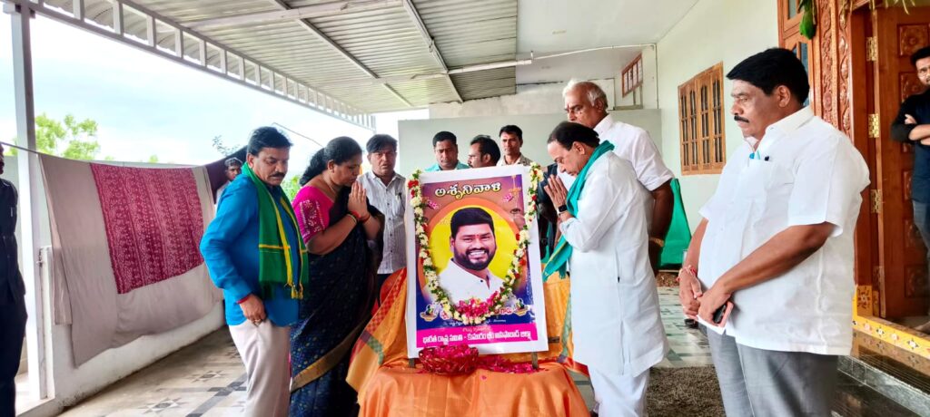 సాయి చందు చిత్రపటానికి పూలమాలవేసి నివాళులర్పించిన మంత్రి ఇంద్రకరణ్ రెడ్డి జడ్పీ చైర్ పర్సన్ కోవలక్ష్మి.
