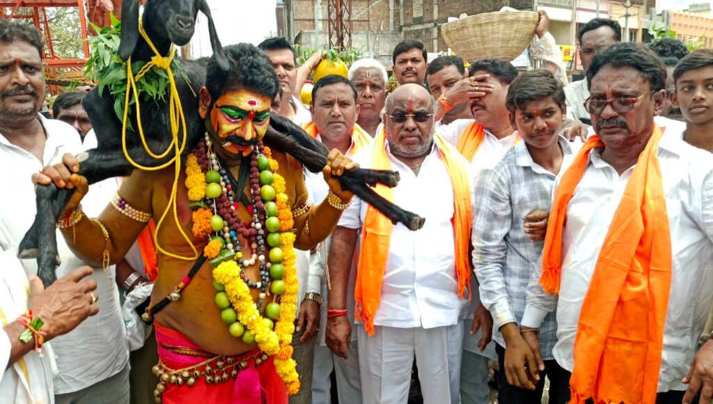 పోతురాజ విన్యాసాల మధ్య బోనమెత్తిన ఎమ్మెల్యే జోగు రామన్న