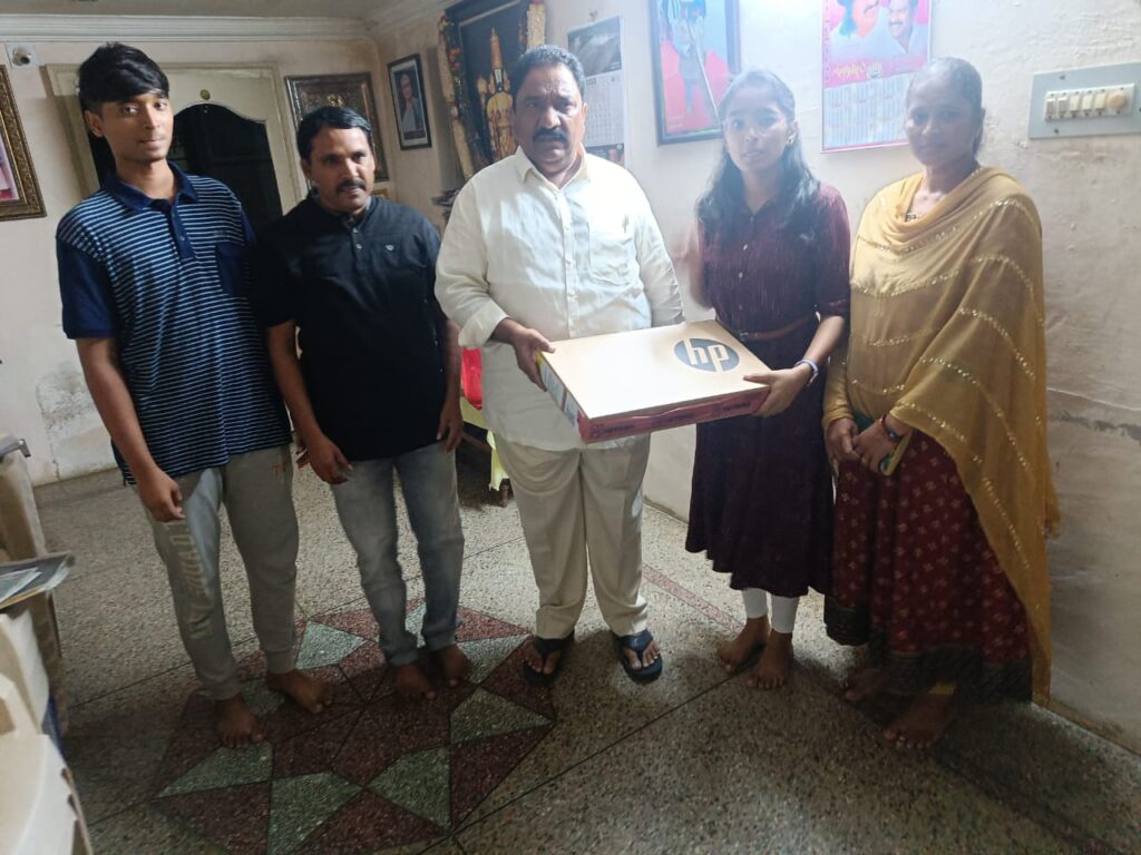 విద్యార్థినికీ ల్యాబ్ టాప్ ను అందించిన సండ్ర వెంకటవీరయ్య