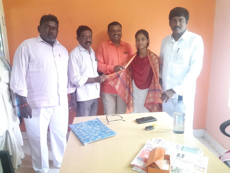 అనంతుల రిషితను సన్మానిస్తున్న పిఎసిఎస్ చైర్మన్ పుట్టా రమేష్