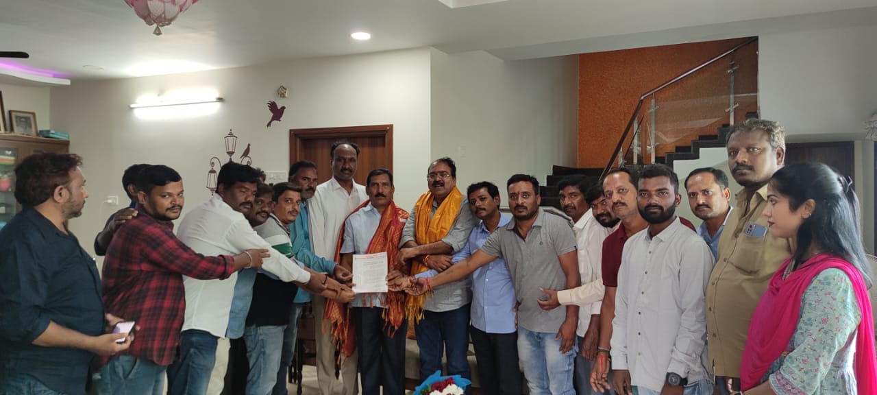 తెలంగాణ గెజిటెడ్ ఆఫీసర్స్ కలిసిన ఔట్ సోర్సింగ్ ఉద్యోగులు