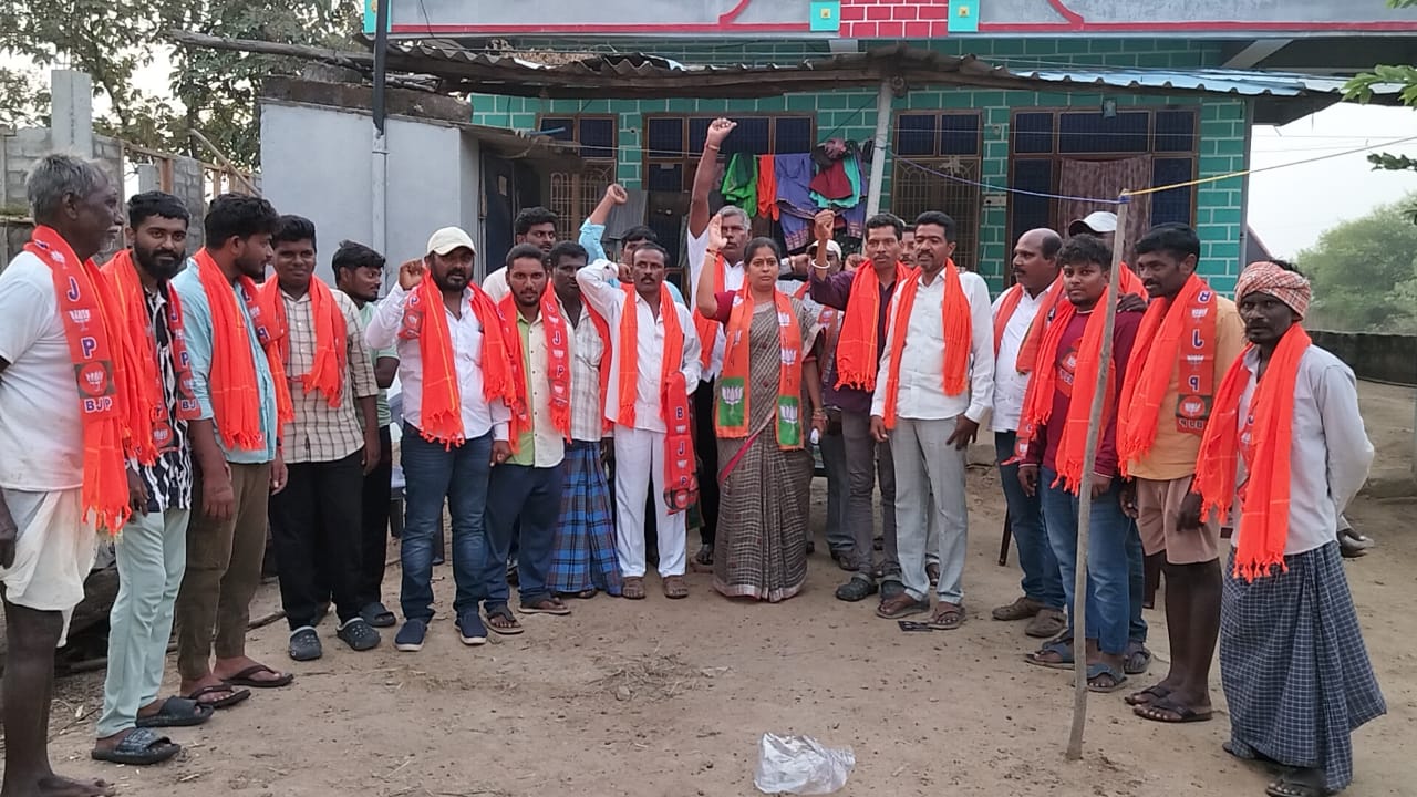 చందుపట్ల కీర్తి రెడ్డి ఆధ్వర్యంలో అధిక సంఖ్యలో బీజెపీ పార్టీ లో చేరిన పలు పార్టీల కార్యకర్తలు