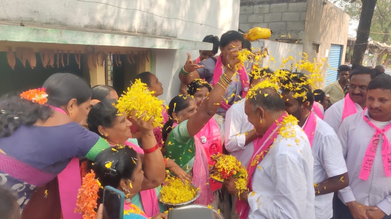ప్రజల నీరాజనం మధ్యన రమణన్న ప్రజాశీర్వాద యాత్ర