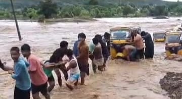 వరద ప్రహంలో కొట్టుకుపోయిన ఇద్దరు వ్యక్తులు మరణించారు