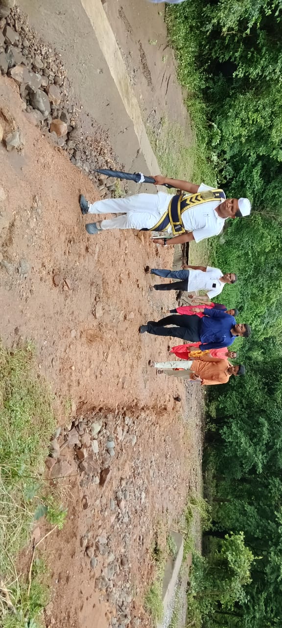 మరమ్మత్తులకు గురి అయిన బ్రిడ్జి రోడ్డును సందర్శించిన అధికారులు