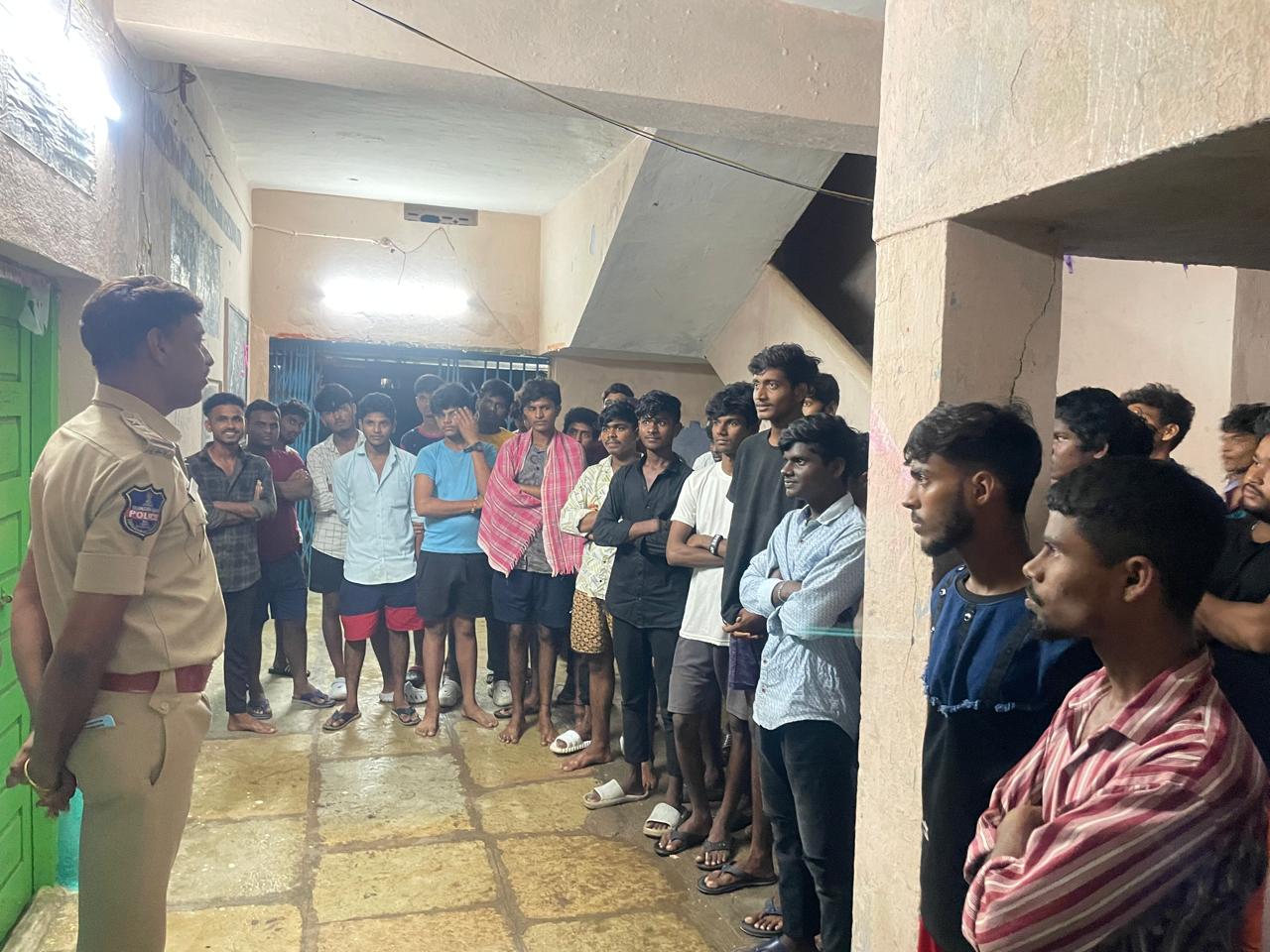 ఎస్సీ హాస్టల్ ను తనిఖీ చేసిన సిఐ వేణు