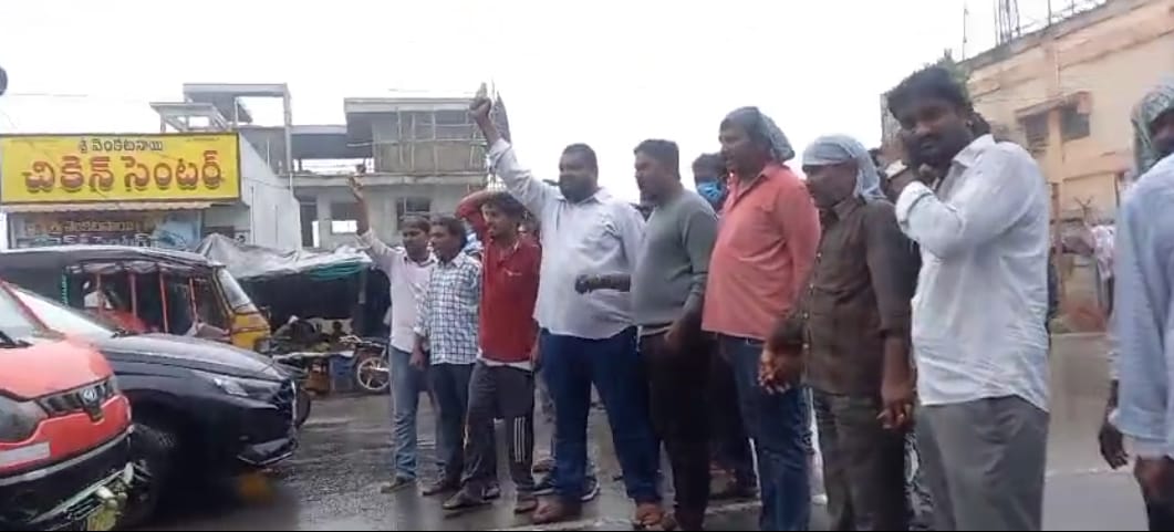 మృతుల కుటుంబాలను ఆదుకోవాలని ఆందోళన