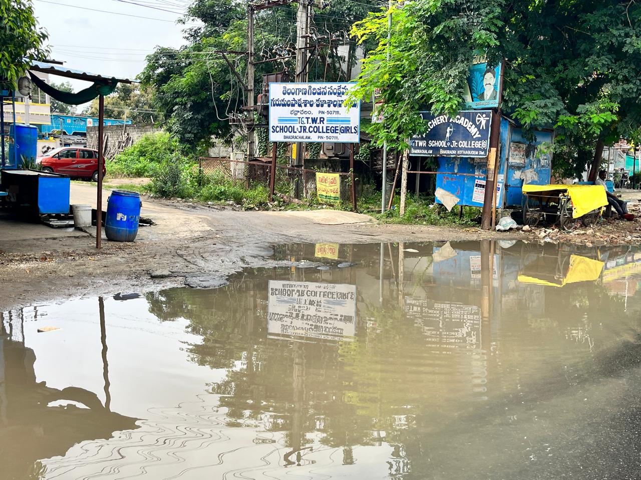 వర్షపు నీటికి దారేది లోపించిన పారిశుద్ధ్యం