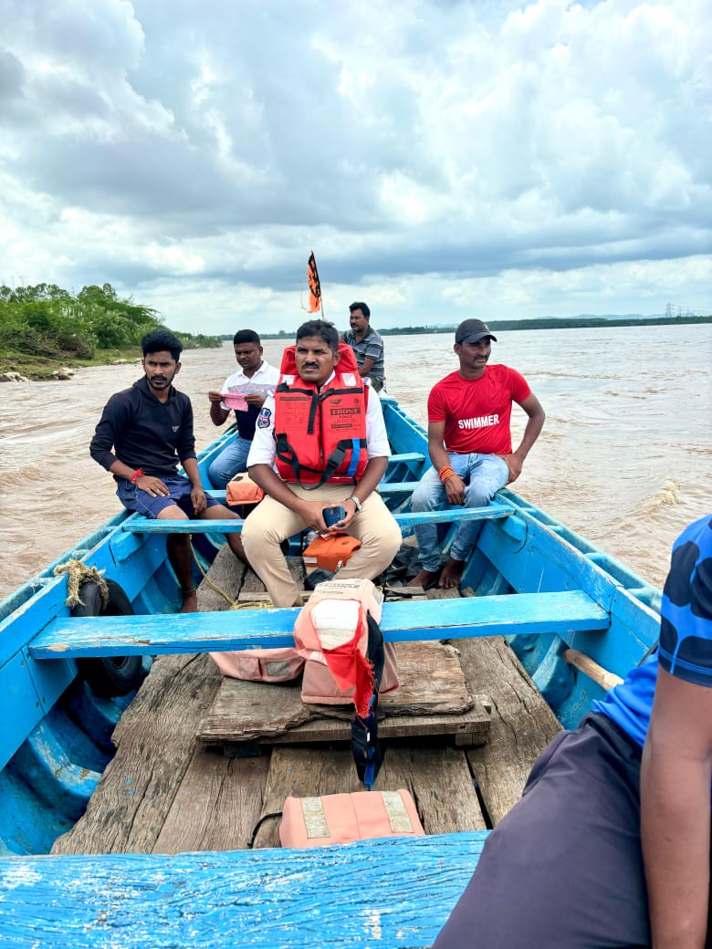 గోదావరి వంతెన పై నుంచి దూకిన కానిస్టేబుల్