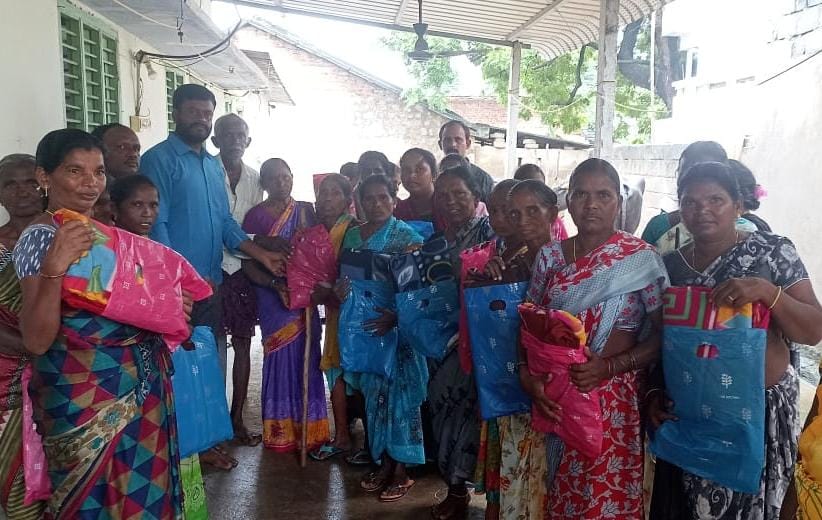 మెట్టు వీరనారాయణ ప్రెండ్స్ సర్కిల్ వారిచే దుప్పట్లు,బెడ్ షీట్ల పంపిణీ.