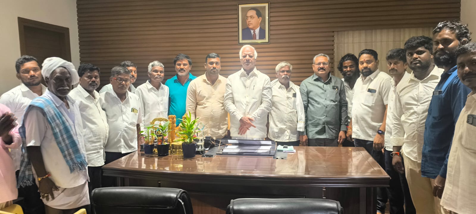 ఎమ్మెల్యే కడియం శ్రీహరి ని కలిసిన ఖిలాషాపురం గ్రామ రైతులు