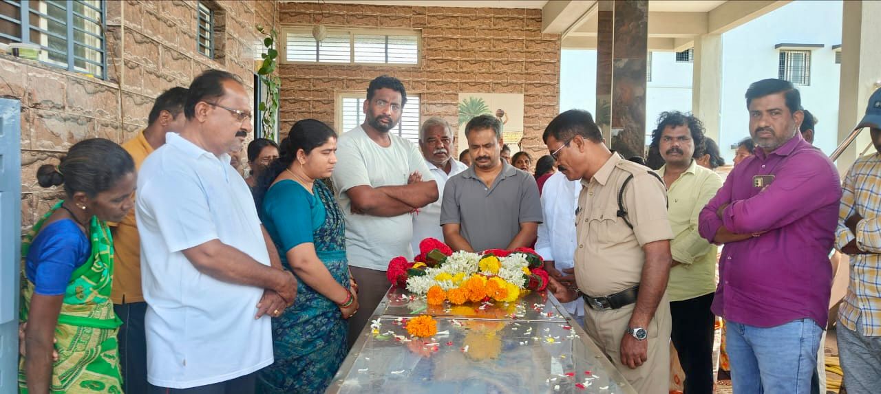 ఆర్ కానిస్టేబుల్ చంద్రనాయక్ పార్ధివ దేహానికి నివాళులు
