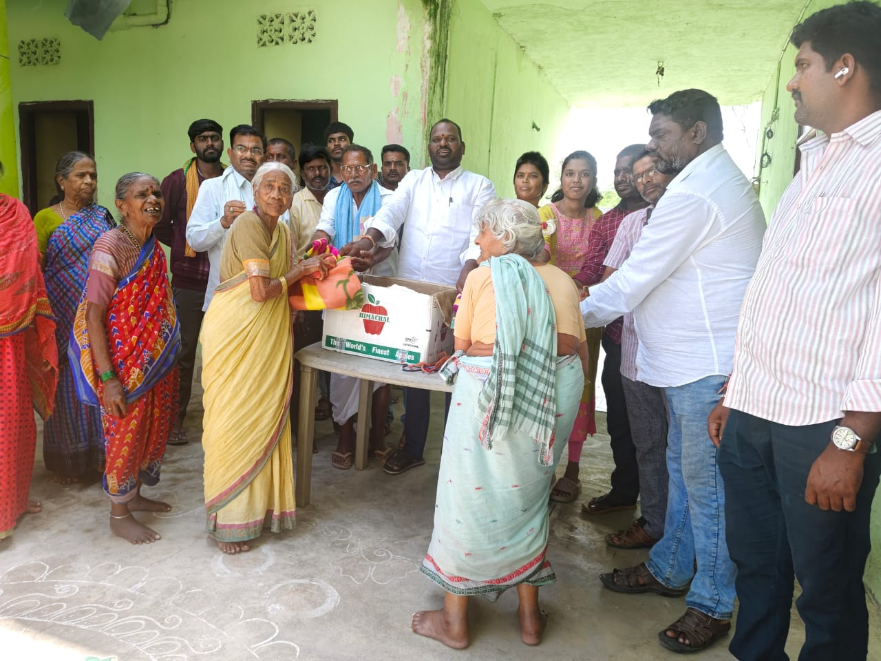 కనకదుర్గ వృద్ధాశ్రమంలొ దుప్పట్ల పంపిణి