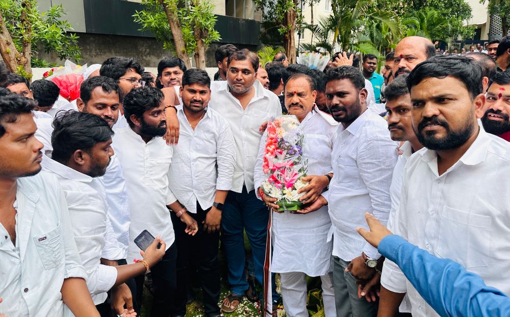 టి పీసీసీ అధ్యక్షునికి శుభాకాంక్షలు తెలుపుతున్న కాంగ్రెస్ నాయకులు