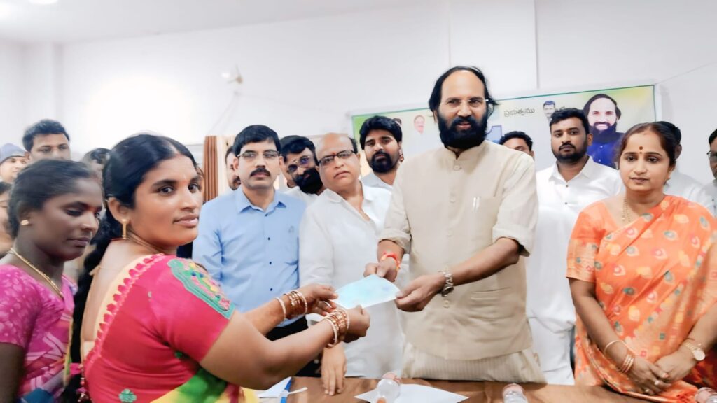హుజూర్నగర్లో కళ్యాణ లక్ష్మి చెక్కులు పంపిణీ