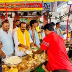 గణేష్ ప్రసాద వితరణలో పాల్గొన్న బిఆర్ ఎస్ రాష్ట్ర నాయకులు నగేష్ ముదిరాజ్