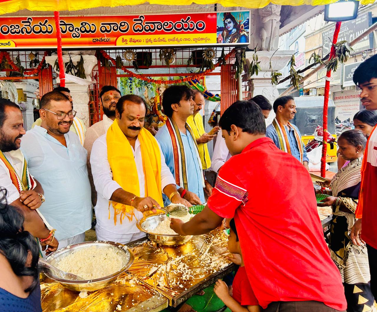 గణేష్ ప్రసాద వితరణలో పాల్గొన్న బిఆర్ ఎస్ రాష్ట్ర నాయకులు నగేష్ ముదిరాజ్