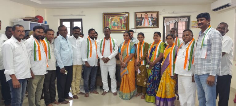 కాంగ్రెస్ పార్టీలో చేరిన యువ సర్పంచ్