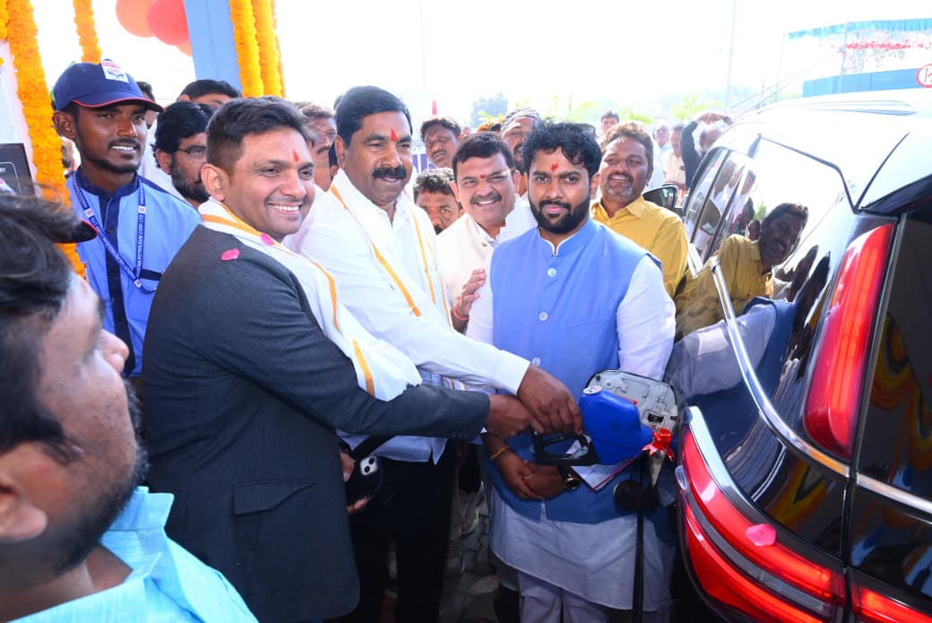 పెట్రోల్ బంక్ ను ప్రారంభించిన ఎమ్మెల్యే నాగరాజు