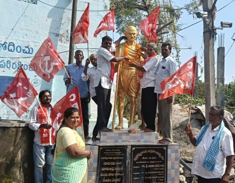 ఉపాధి కూలీల హక్కులను కాలరాస్తున్న కేంద్రం