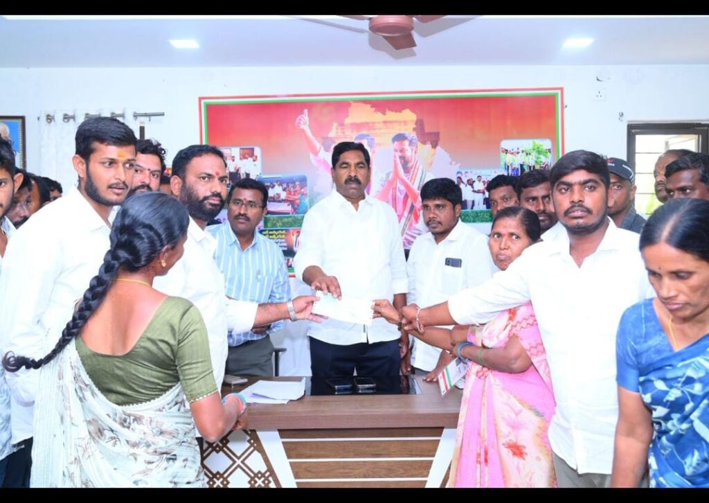 కల్యాణ లక్ష్మి షాదీ ముబారక్ చెక్కుల పంపిణీ
