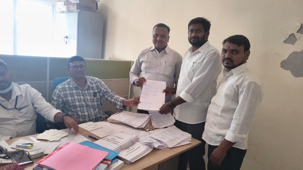 టీఆర్పీ అభ్యర్థులకు బీ-ఫారాల పంపిణీ