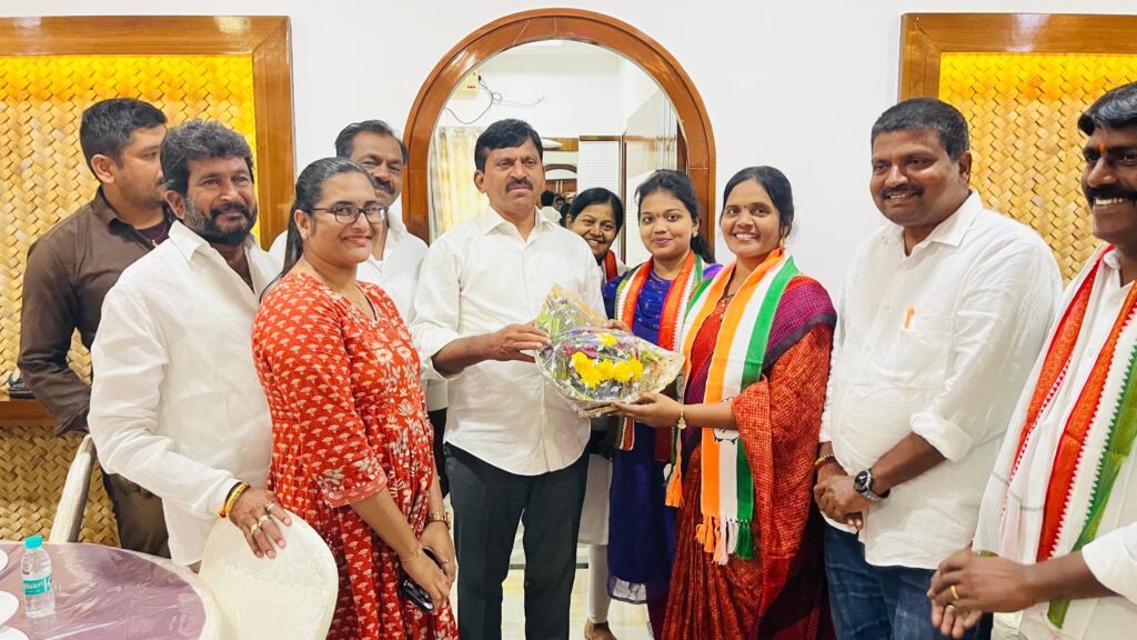 మంత్రి పొంగులేటితో సరిత రంగారావు భేటి..