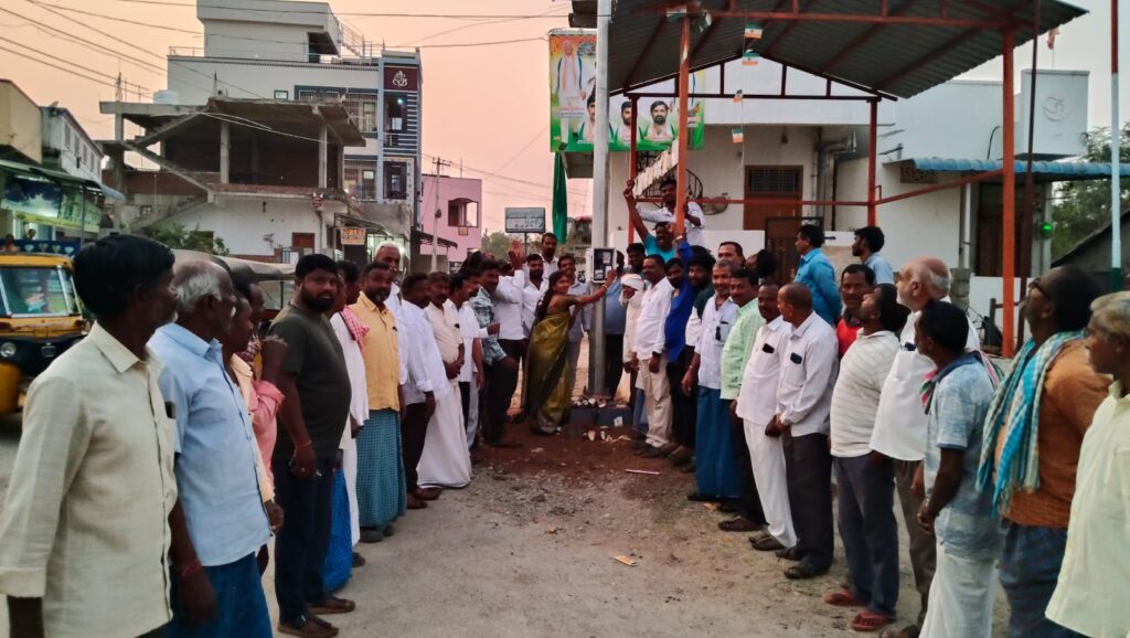కాంతులు విరజిమ్ముతున్న హైమాస్ట్ విద్యుత్ లైట్లు