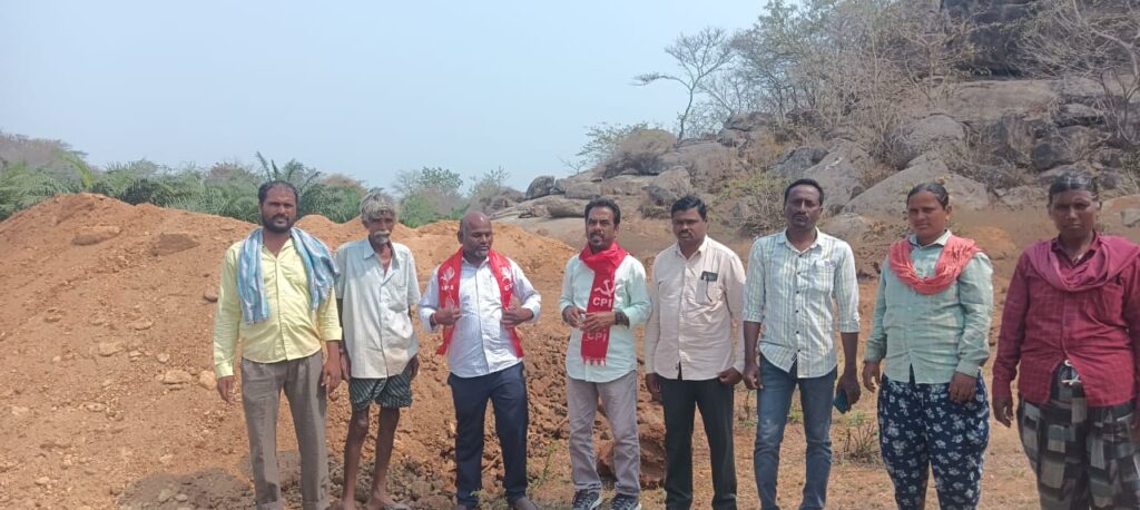 గిరిజన రైతుల దారి మూసిన సత్తి రెడ్డి పై చర్యలు తీసుకోవాలి