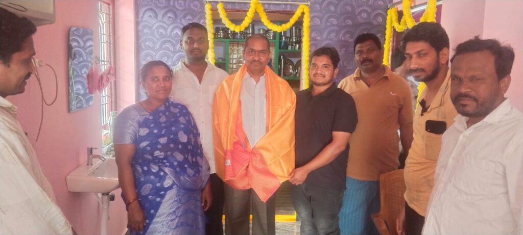 నూతన గృహ ప్రవేశంలో పాల్గొన్న గ్రామ అభివృద్ధి ప్రదాత దాసరి