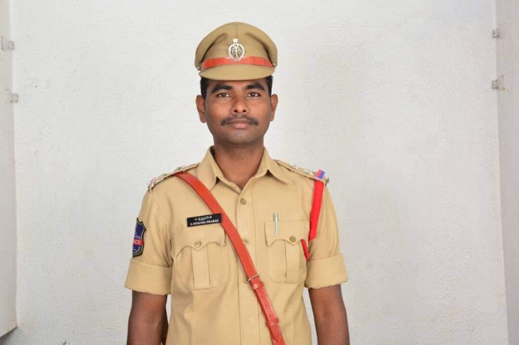 మూగ క్రీడాకారునికి ఎస్సై ఆర్థిక సహాయం