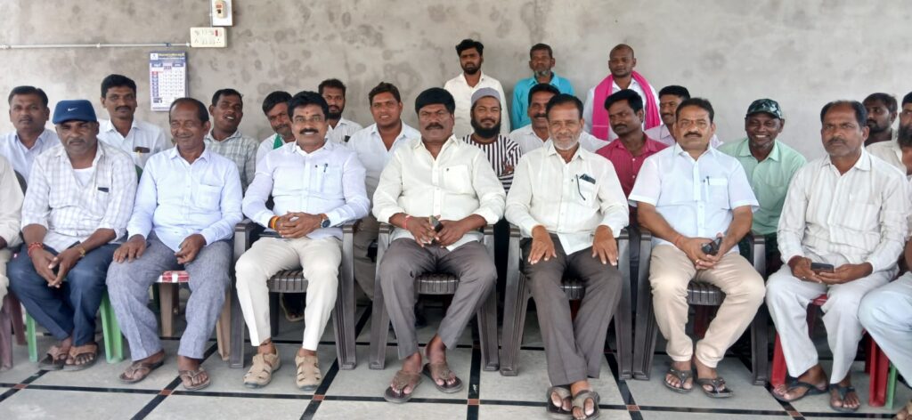 మక్కల కొనుగోలు చేయడంలో ప్రభుత్వం నిర్లక్ష్యం