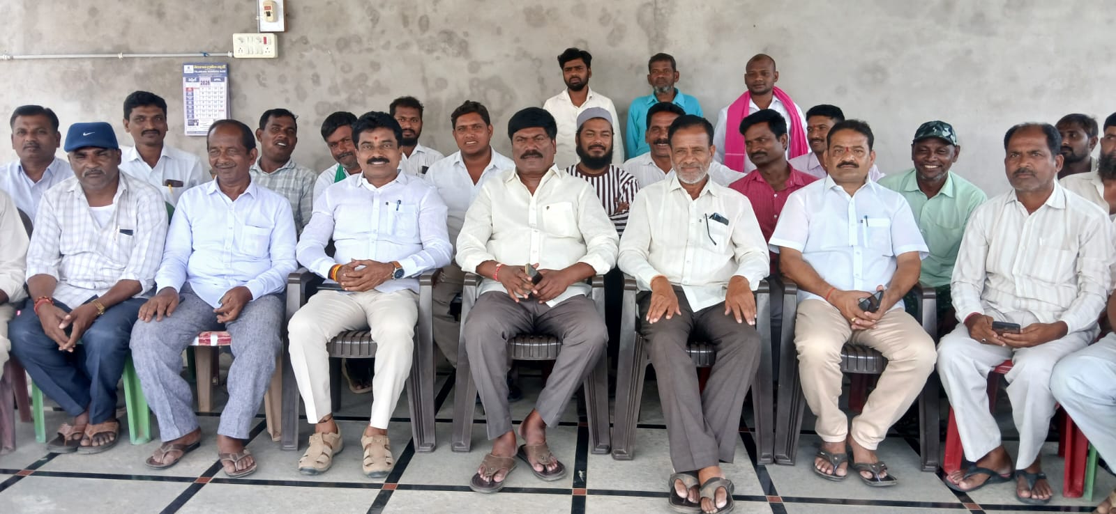 మక్కల కొనుగోలు చేయడంలో ప్రభుత్వం నిర్లక్ష్యం