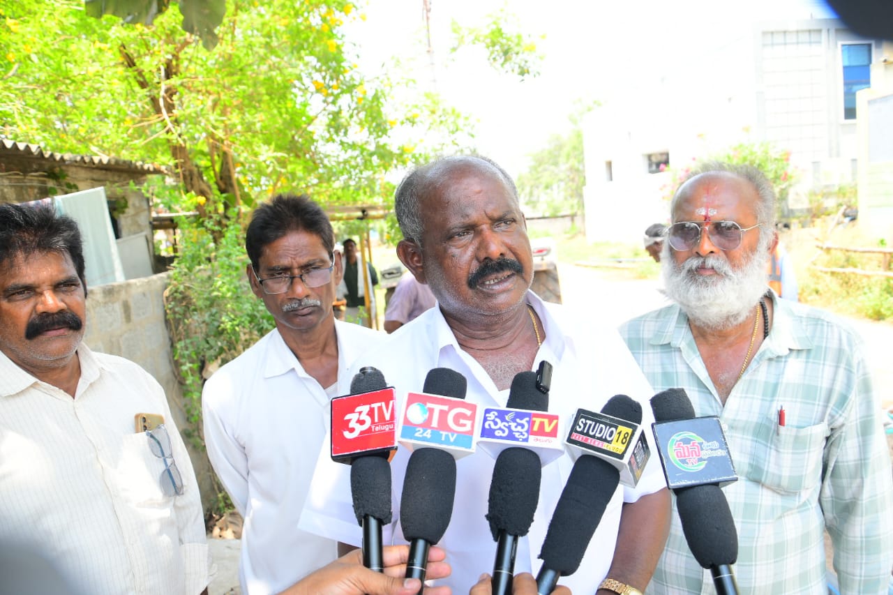 కొత్త కరెంటు స్తంభాలను ఏర్పాటు చేస్తున్న కార్పొరేటర్