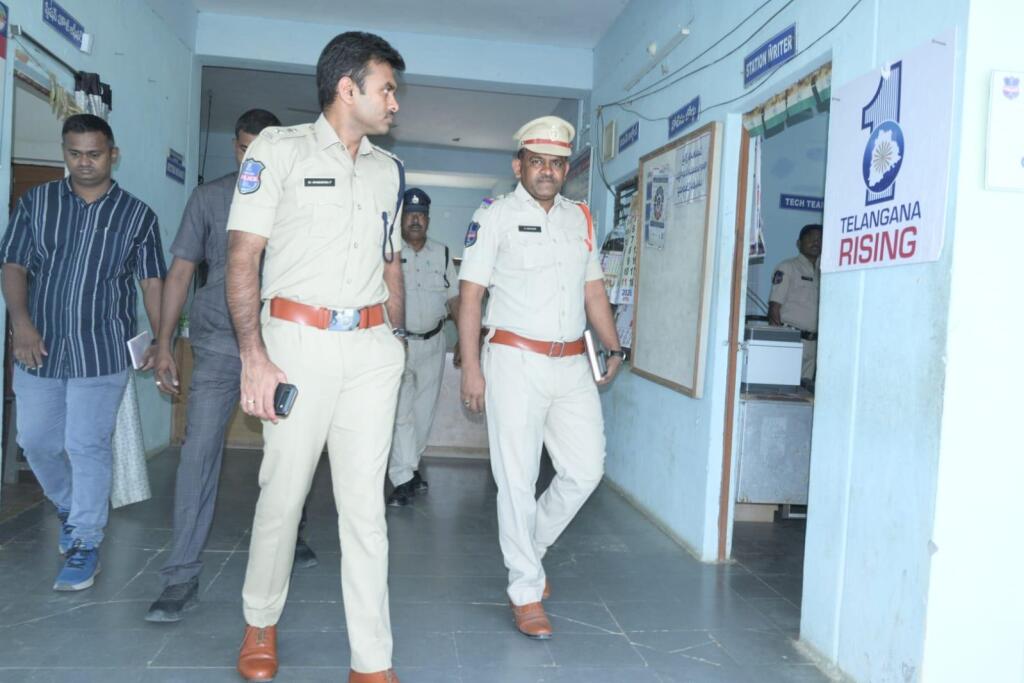 ప్రజలకు ఎల్లపుడు అందుబాటులో ఉండాలి