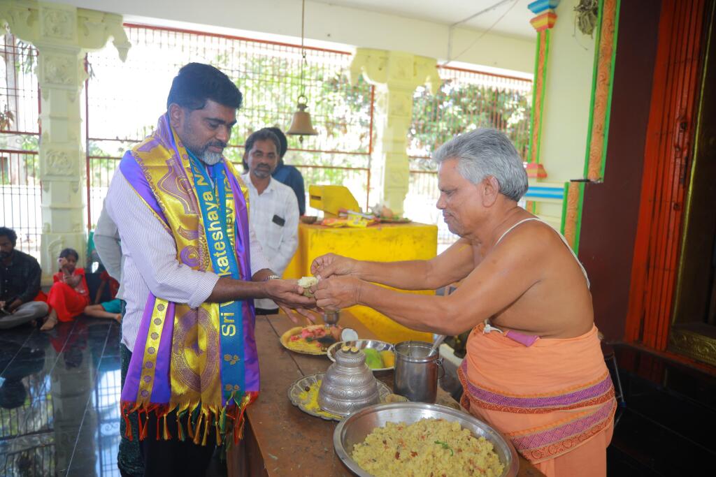 ప్రత్యేక పూజా కార్యక్రమాల్లో టీజీఐడీసీ ఛైర్మన్ మువ్వా విజయబాబు