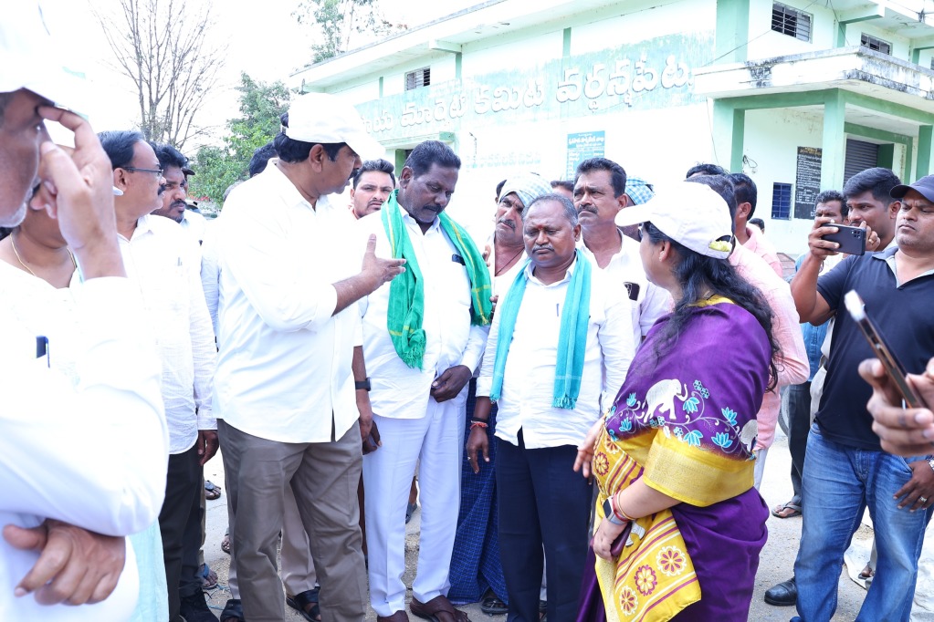 రైతులకు అప్రమత్తం చేసిన ఎమ్మెల్యే కేఆర్,కలెక్టర్ సత్యశారద