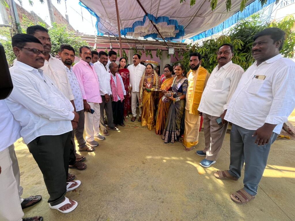సిందూజ-సురేష్ గౌడ్లను ఆశీర్వదించిన మాజీ మంత్రి ఎర్రబెల్లి