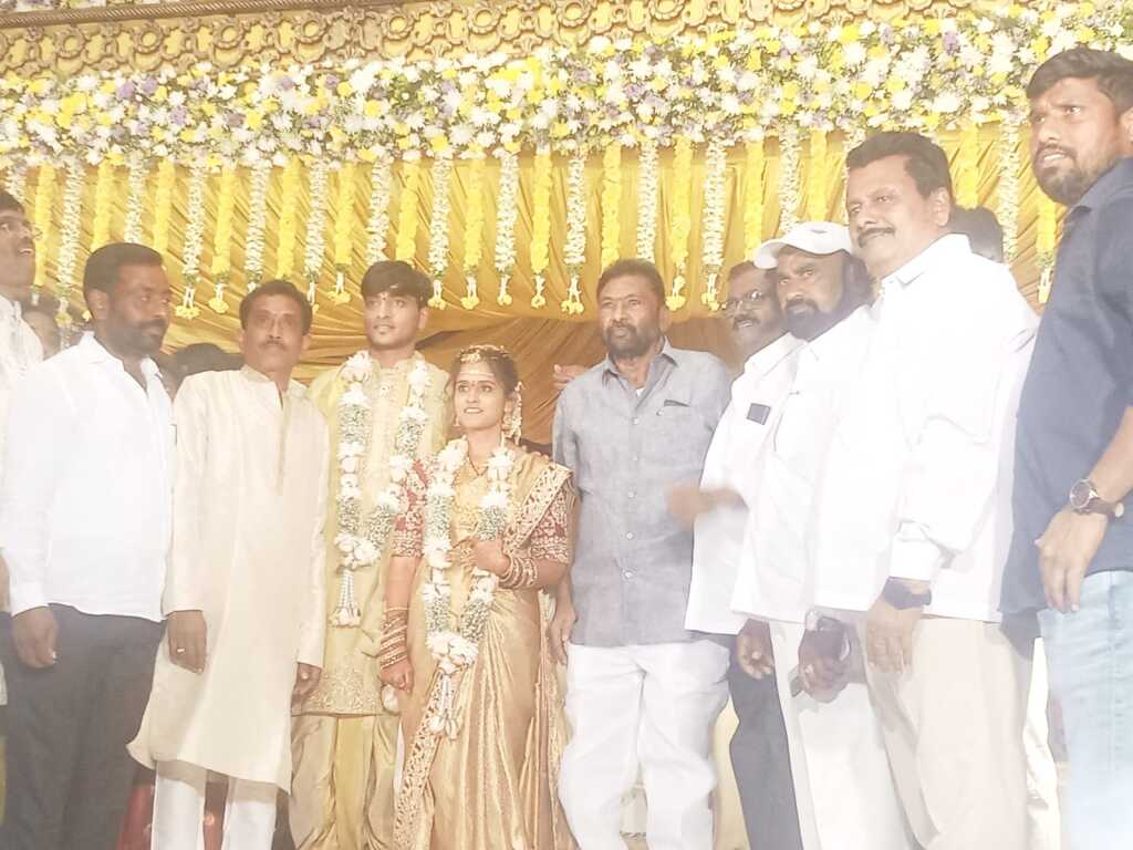 నూతన వధూవరులను ఆశీర్వదించిన మాజీ జడ్పీటీసీ
