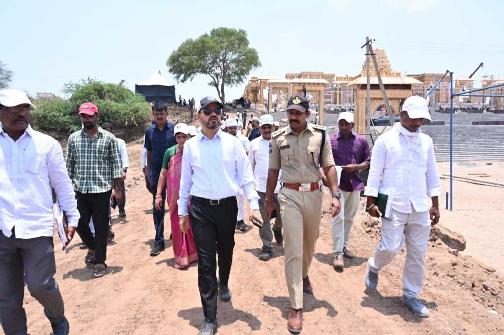 కాళేశ్వరంలో అంత్య పుష్కరాల ఏర్పాట్లను పరిశీలించిన కలెక్టర్