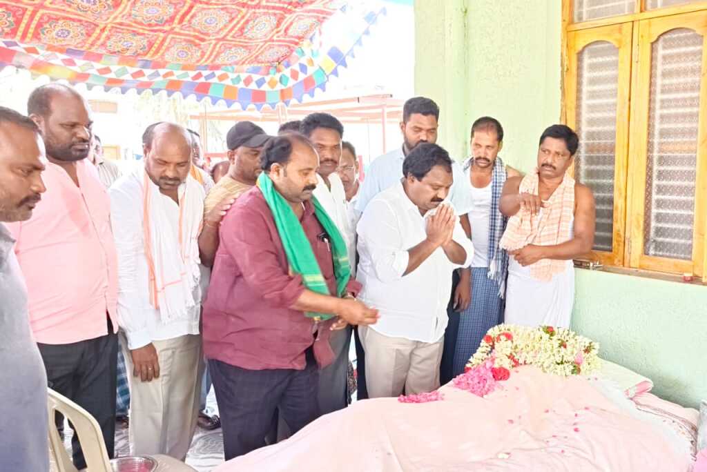 దేవస్థాన మాజీ చైర్మన్ తండ్రికి ఆరూరి రమేష్ నివాళి