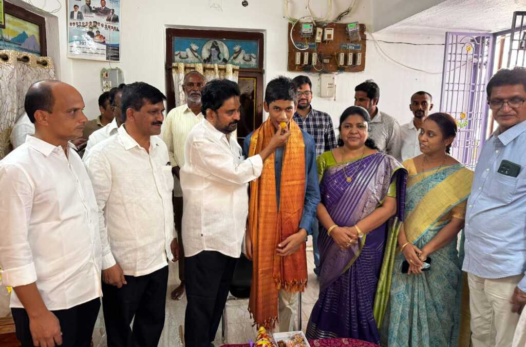 విశ్వశాంతి విద్యార్థికి ఎమ్మెల్యే అభినందనలు